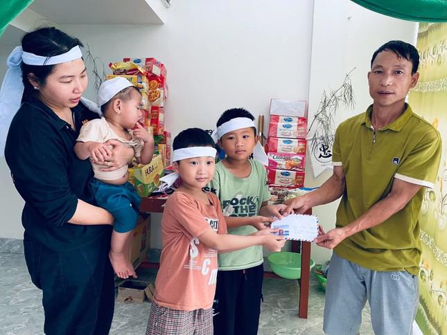 Anh Nhâm san sẻ khoản tiền nhận được từ các mạnh thường quân đến với 3 gia đình cùng là nạn nhân trong vụ nổ gara ô tô.