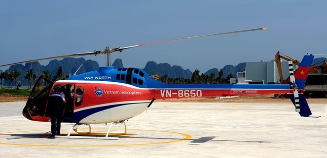 Một chiếc trực thăng Bell 505 chở khách tham quan du lịch ngắm cảnh vịnh Hạ Long (Ảnh: Hoàng Dương).