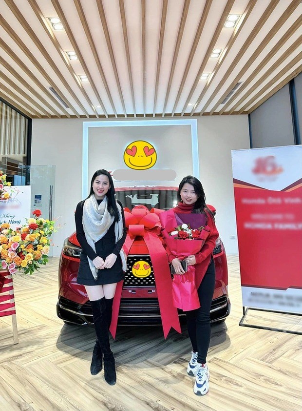 &nbsp;Dịp đầu năm 2023, Võ Hà Linh tiết lộ đã đổi xe mới cho chị gái chỉ vì “Chị muốn đổi xe cao”. Hà Linh cũng tiết lộ đây là chiếc xe thứ 3 mua tặng gia đình và mạnh dạn đặt mục tiêu cho chiếc thứ 4. Ảnh: FBNV&nbsp;