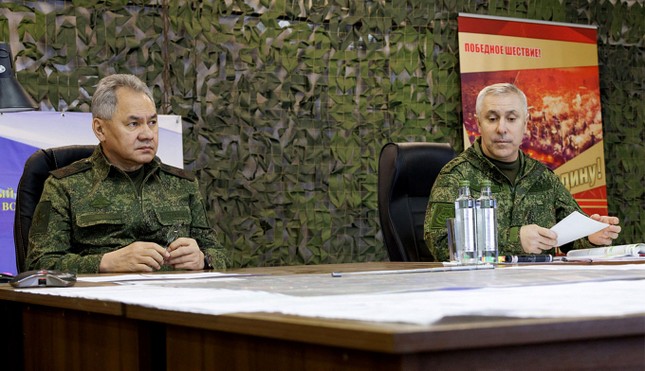 Tướng Muradov (phải) trong một cuộc họp với Bộ trưởng Quốc phòng Nga Sergei Shoigu (trái). Ảnh: Bộ Quốc phòng Nga