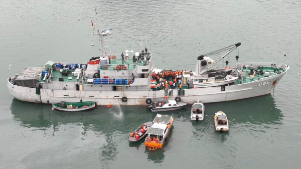 Tàu Hải quân được sử dụng để trục vớt máy bay bị rơi trên biển.