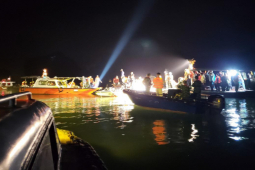 Tin tức trong ngày - Clip: Lực lượng chức năng tìm kiếm nạn nhân vụ trực thăng rơi trên biển