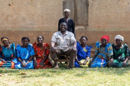 Kinh doanh - Người đàn ông 12 vợ, 102 đứa con: Nơi ở rách nát, tiền thiếu triền miên, bạc mặt lao động