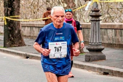 Thể thao - Cụ ông 90 tuổi chạy nhanh hơn kỷ lục marathon thế giới tới 30 phút