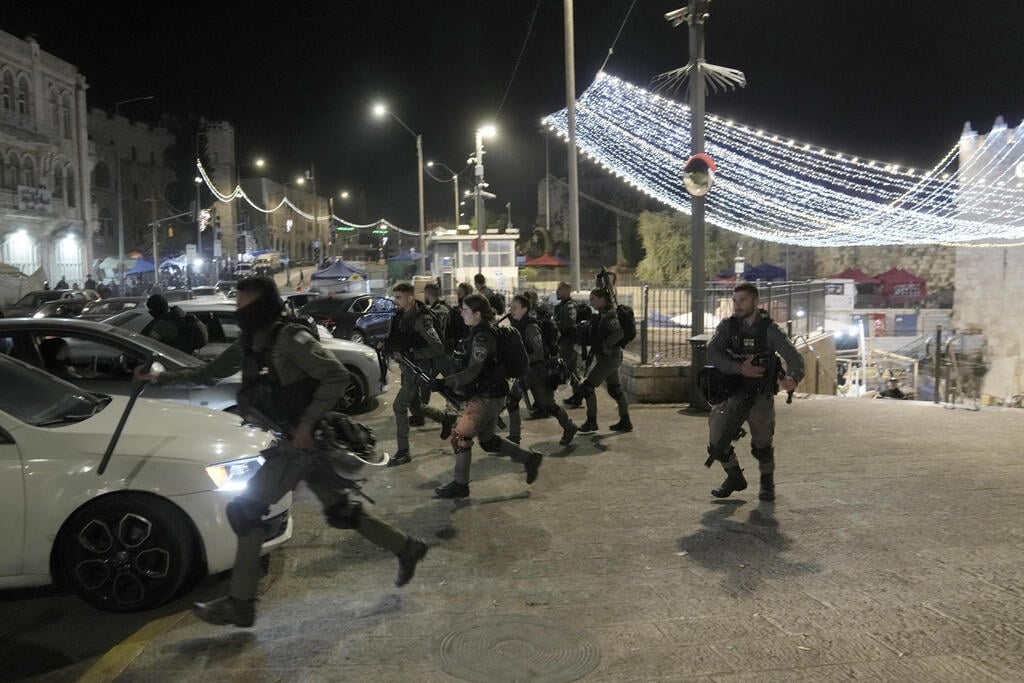 Cảnh sát Israel xông vào nhà thờ Al-Aqsa trong đêm (ảnh: Reuters)
