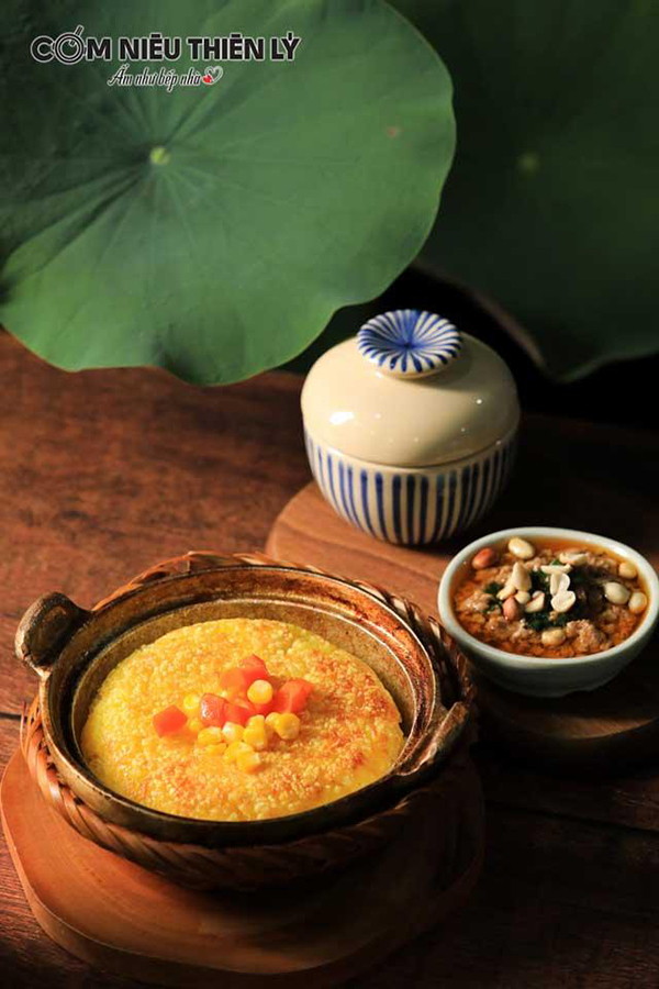 Món cơm cháy thịt bằm mỡ hành giòn rụm, vàng ươm tại Thiên Lý.