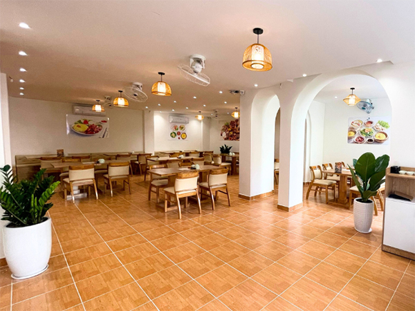 Tất cả các nhà hàng của Thiên Lý đều có không gian rộng rãi, thoáng mát với phong cách thiết kế tối giản.