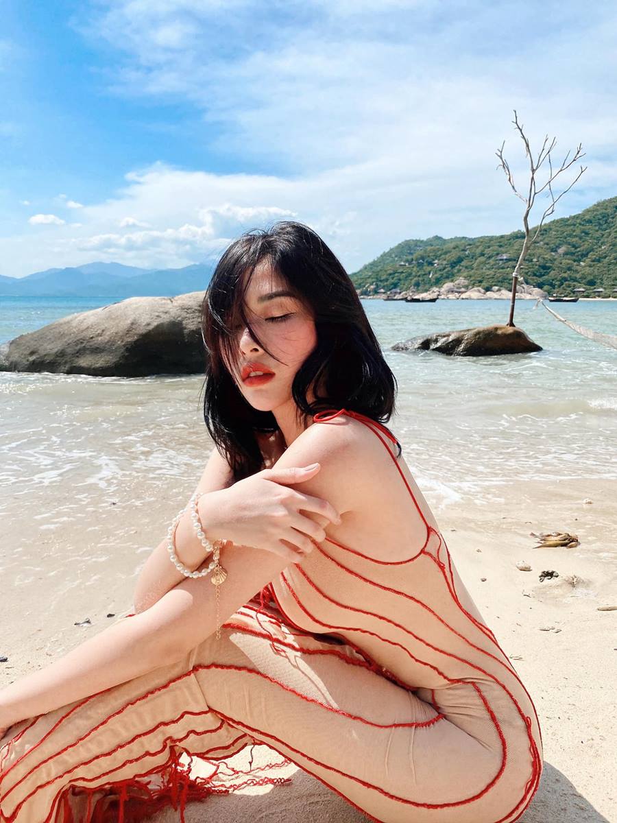 Tiêu chí chọn đồ đi biển của những cô nàng mê phong cách gợi cảm là khoe được đường cong. Trang phục dù kín hay hở nhưng tôn dáng vẫn là ưu tiên hàng đầu. Ngoài ra, nhiều người có thể dùng trang phục ứng dụng đời thường để chụp hình trên biển.
