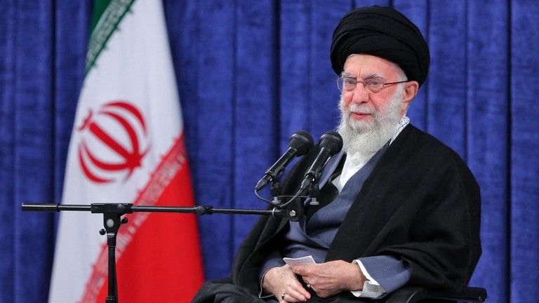 Giáo chủ Iran Ayatollah Ali Khamenei phát biểu trước các quan chức trong một sự kiện tổ chức ngày 4/4/2023.