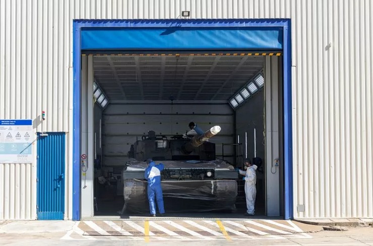 Một xe tăng Leopard đang được tái trang bị tại nhà máy ở Tây Ban Nha vào ngày 23/3/2023.
