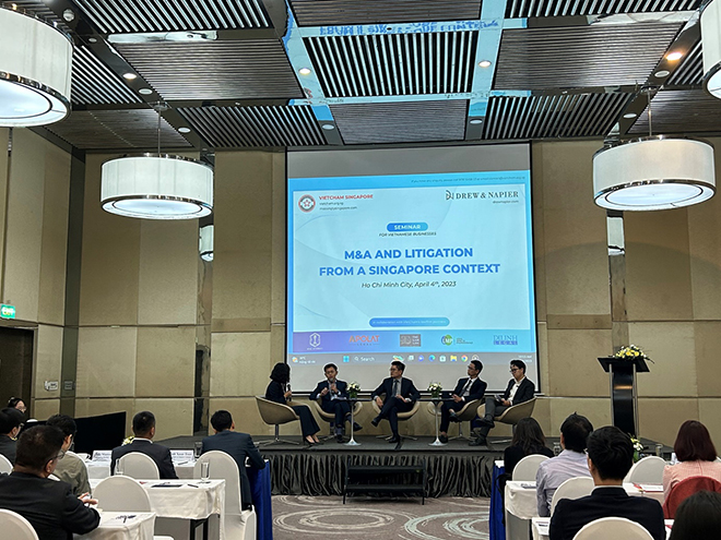 Tọa đàm với sự có mặt của các Luật sư, cố vấn cấp cao tới từ hãng luật Dilinh Legal, hãng luật Drew & Napier, hãng luật LMP Lawyers, hãng luật Apolat Legal, hãng luật King Attorney. (từ trái qua phải)