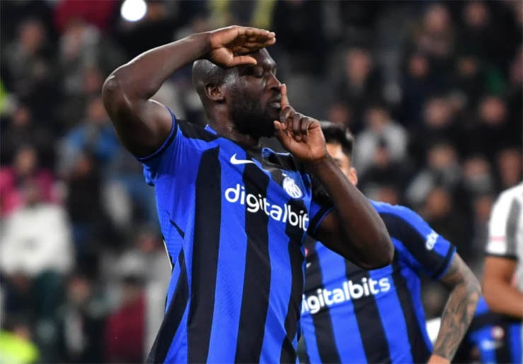Lukaku ăn mừng gây tranh cãi