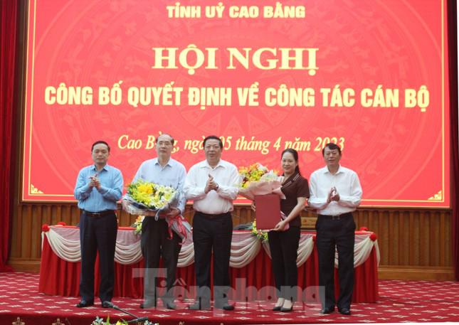 Tân Trưởng Ban Nội chính Tỉnh ủy Nông Thị Hà (thứ 2 từ bên phải) và ông Nguyễn Văn Dừa nhận hoa chúc mừng của Lãnh đạo tỉnh Cao Bằng. Ảnh: CB