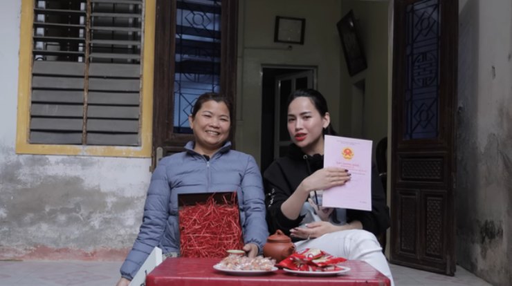 Hà Linh đã tặng mẹ 2 sổ đỏ.