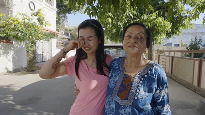 Võ Hạ Trâm hội ngộ mẹ chồng tại Ấn Độ sau hơn 2 năm không gặp vì dịch bệnh Covid-19