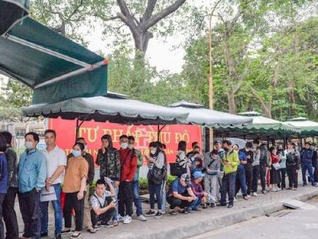 Tin tức trong ngày - Người dân phải xếp hàng xin phiếu lý lịch từ 4 giờ sáng, Hà Nội chỉ đạo "nóng"