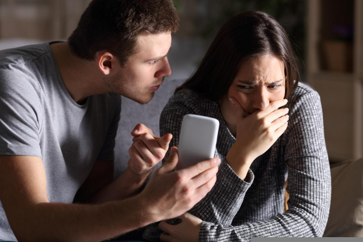 Một mối quan hệ dễ dàng bị phủ nhận là sự phản bội bởi nó không bao gồm tình dục. Ảnh: shutterstock