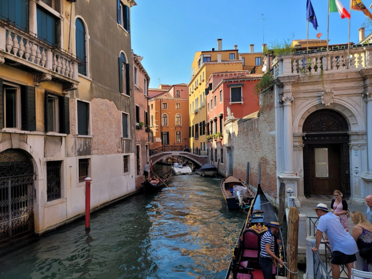 Venice (Italy) từng đề xuất bán vé cho khách du lịch nhưng chưa thực hiện.