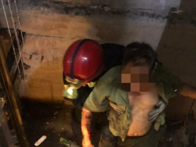 6 cảnh sát giải cứu người đàn ông kẹt tay trong thang máy