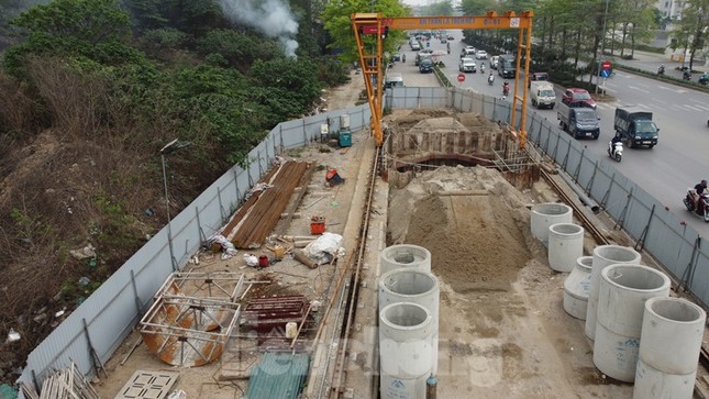 Các công trường sau đó lần lượt chiếm chiều dài khoảng 1 km trên tuyến đường.