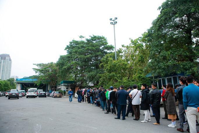 Người dân xếp hàng lấy giấy hẹn ngày đăng kiểm ở TP Hà Nội. Ảnh: Hữu Hưng