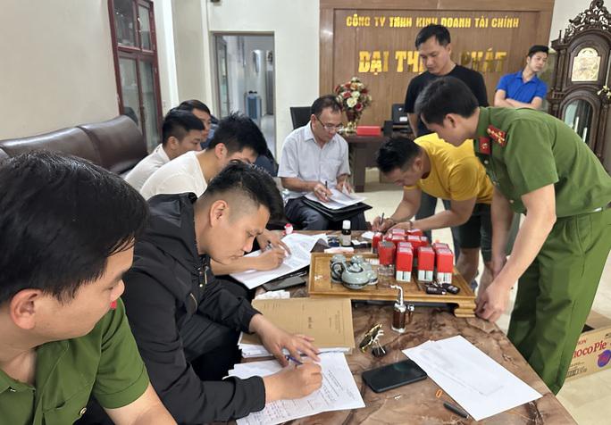 Các lực lượng thuộc Công an tỉnh Thanh Hóa thực hiện lệnh khám xét trụ sở Công ty TNHH kinh doanh tài chính Đại Thịnh Phát do Trương Văn Thịnh làm giám đốc