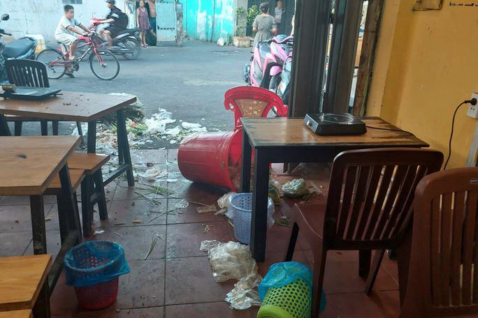 Clip: Liên tục đấm đá "người không quen biết" ở quận Bình Thạnh - 2