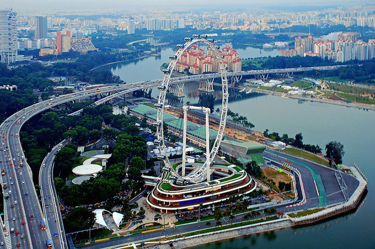 Singapore Flyer là một đu quay&nbsp;khổng lồ với những cảnh quan tuyệt đẹp bên dưới. Khi khai trương vào năm 2008, đây là vòng đu quay cao nhất thế giới, cao tới 165m trên bầu trời Singapore. Nằm trên vịnh Marina, trạm dừng&nbsp;của Flyer có&nbsp;nhà hàng, cửa hàng và các dịch vụ khác.
