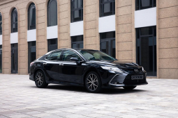 Giá xe Toyota Camry niêm yết và lăn bánh tháng 4/2023