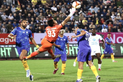Bóng đá - Tranh cãi V-League: Thủ môn "ăn đạp" vẫn bị phạt thẻ, đội nhà chịu penalty