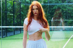 Thời trang - “Cô gái tóc đỏ đẹp nhất hành tinh” diện mốt không nội y đi đánh tennis