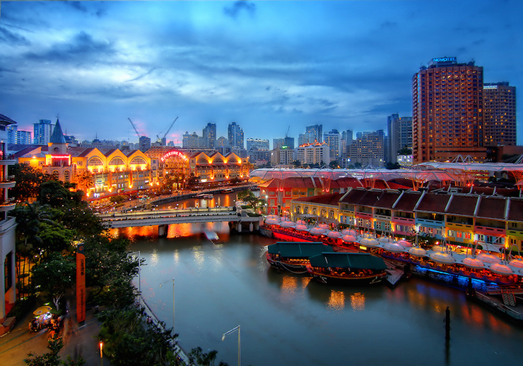 Cảng Clarke là một trong những điểm thu hút khách du lịch chính ở Singapore và là trung tâm thương mại của thành phố vào cuối thế kỷ 19. Ngày nay, nó vẫn hối hả và nhộn nhịp với các nhà hàng thời thượng, cửa hàng độc đáo, các hộp đêm sang trọng… Tất cả đều có sự&nbsp;pha trộn các đặc điểm văn hóa của châu Á và châu Âu.
