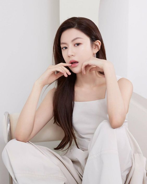 Bạn đã biết cách chọn đúng kiểu cổ áo phù hợp nhất với mình? - 2