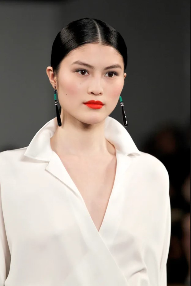 Bạn đã biết cách chọn đúng kiểu cổ áo phù hợp nhất với mình? - 4