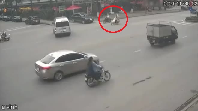 Xe máy chạy tốc độ cao trước thời điểm tông ô tô đang sang đường. (Ảnh chụp từ clip)