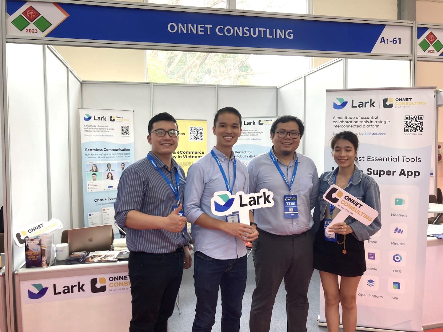 Đại diện của Lark và Onnet Consulting tại gian hàng