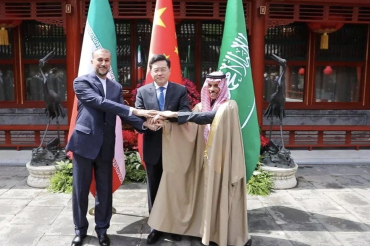 Ngoại trưởng Iran và Ả Rập Saudi bắt tay cùng người đồng cấp Trung Quốc Tần Cương.