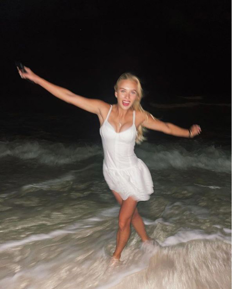 Kiều nữ tennis Nga Anastasia Potapova hào hứng đón sinh nhật tuổi 22 trên biển giữa đêm vắng