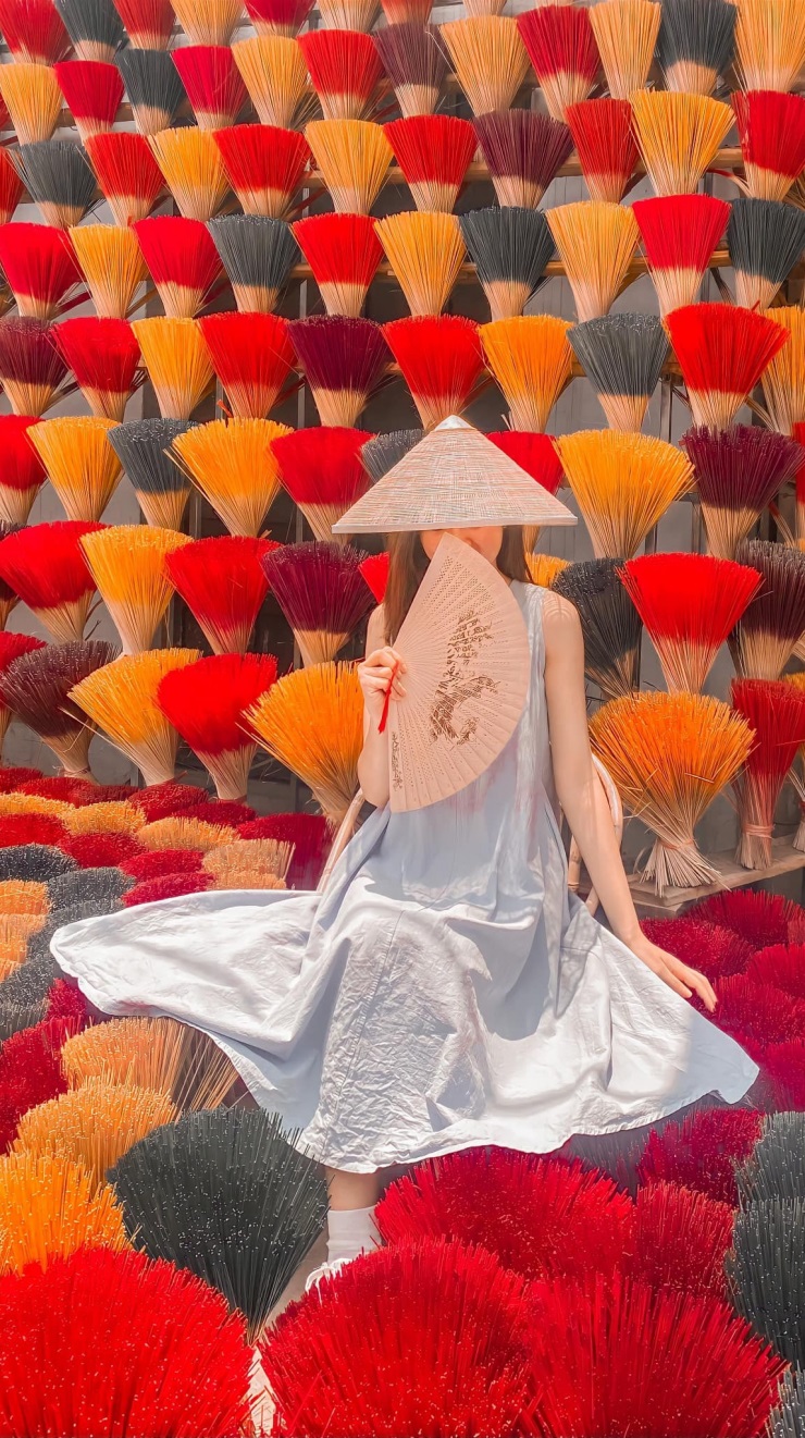 Làng hương Thủy Xuân (thuộc phường Thủy Xuân, TP Huế), hằng ngày có đông đảo du khách tìm đến tham quan, chụp ảnh... Họ được xem người thợ làm hương, được tự tay làm ra cây hương thơm. Không chỉ vậy, họ còn có cho mình phút giây thư thái, an nhiên và cả những tấm ảnh đẹp. Ở dọc đường Huyền Trân Công Chúa, mùi hương tỏa khắp nơi, những bó chân hương vàng, đỏ... tạo thành những bông hoa tuyệt đẹp.
