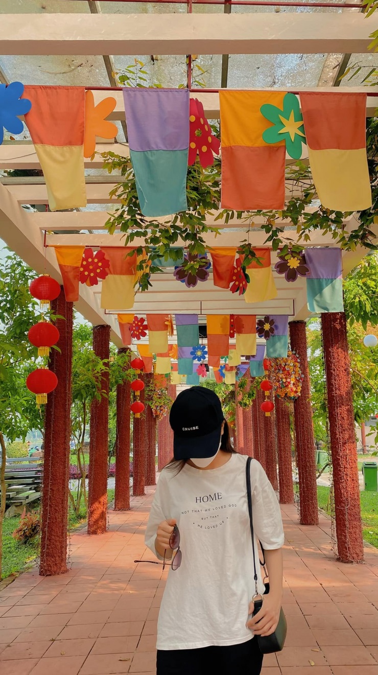 Công viên Lý Tự Trọng nằm bên bờ sông Hương với nhiều góc ảnh đẹp.