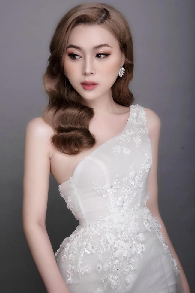 Năm 20 tuổi, cô sang Thái Lan tiến&nbsp;hành ca đại phẫu chuyển giới. Suốt hành trình, cô được bố mẹ tận tâm chăm sóc.&nbsp;
