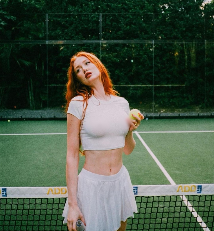 “Cô gái tóc đỏ đẹp nhất hành tinh” diện mốt không nội y đi đánh tennis - 2
