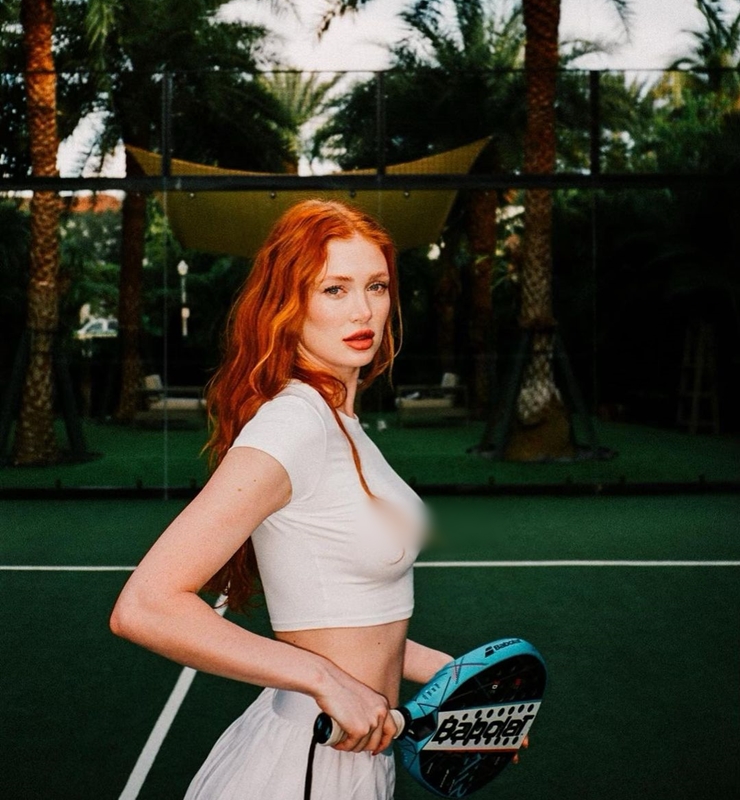 “Cô gái tóc đỏ đẹp nhất hành tinh” diện mốt không nội y đi đánh tennis - 1