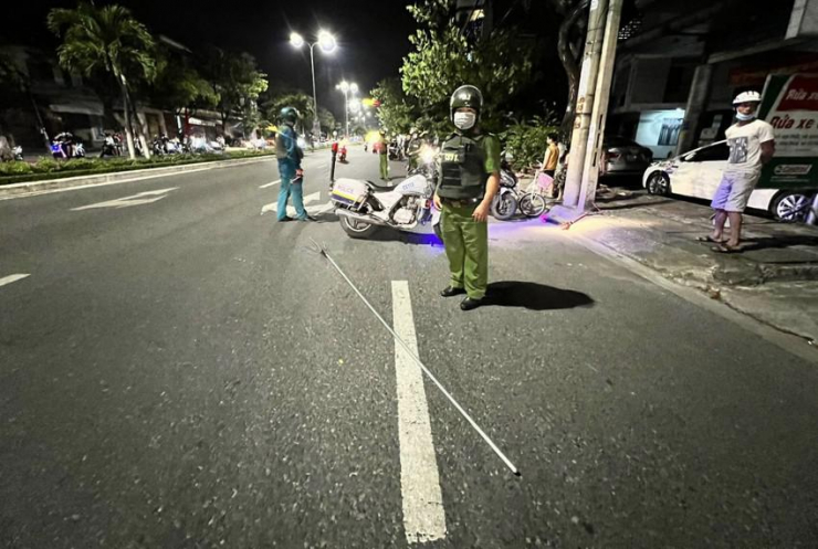 Công an bắt giữ Hưng cùng cây ba chĩa. Ảnh: H.H