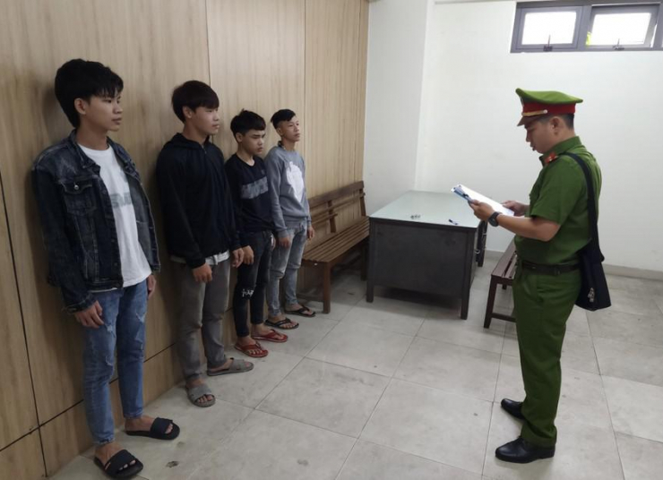 Nhóm thanh niên bị khởi tố. Ảnh: H.H