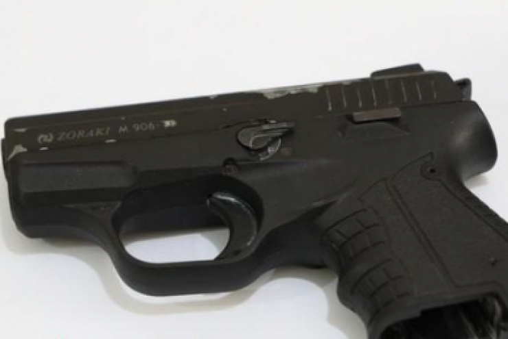 Dùng súng bắn người tình của mẹ nuôi