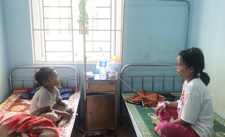 Hai bệnh nhân ngộ độc cóc đang được điều trị tại huyện Chư Sê (Gia Lai). Ảnh:CH
