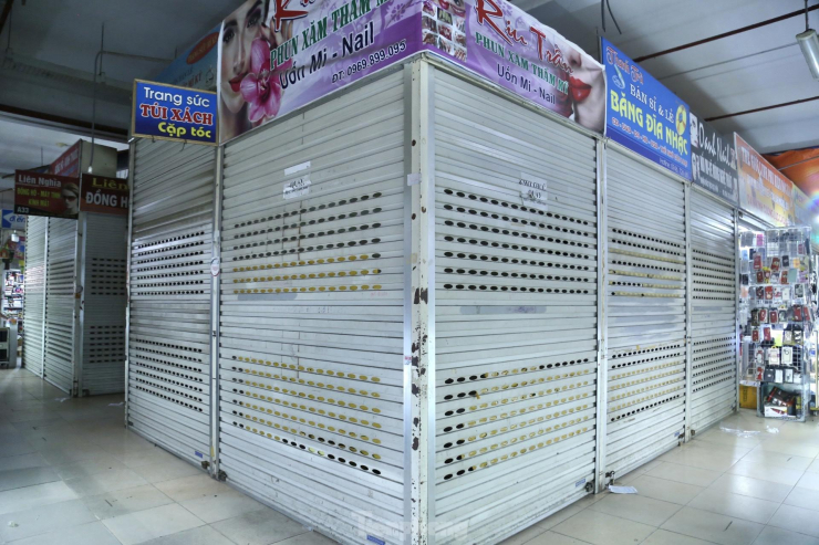 Khu vực bày bán trang sức, túi xách, làm đẹp ở tầng 1 có nhiều ki-ốt ngừng hoạt động.