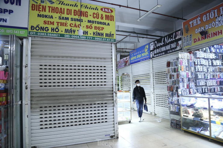 Ghi nhận tại chợ Vinh, khu chợ lớn và sầm uất nhất ở Nghệ An, hàng trăm ki-ốt ở tầng 1, tầng 2 luôn trong tình trạng đóng cửa, treo biển sang nhượng hoặc cho thuê