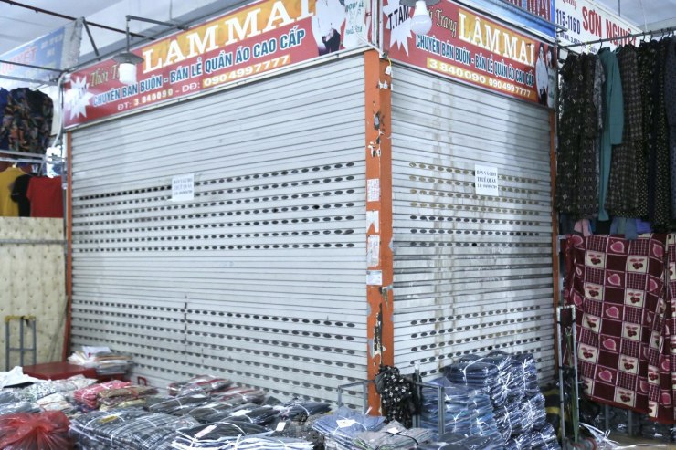 “Lượng khách chỉ bằng 1/10 so với trước đây. Không mở quầy thì lo hàng tồn đọng, ẩm mốc. Mở thì không bán được, tốn thêm tiền điện, tiền thuế. Chúng tôi cũng chưa dám lấy hàng mới về nhiều, vì cả ngày có khi không có khách vào hỏi mua”, chị Hoa than thở.